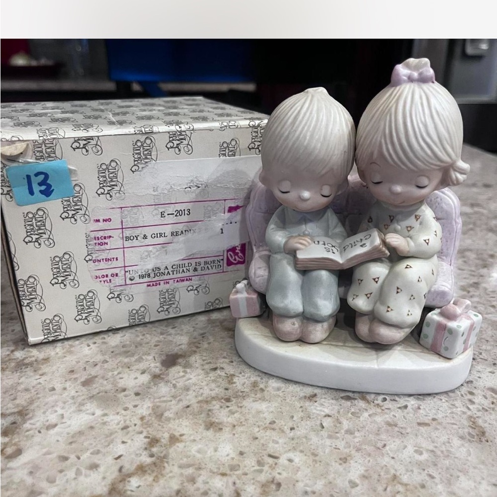 Precious Moments ‘Unto us a child is Born’ figurine - Picture 8 of 8